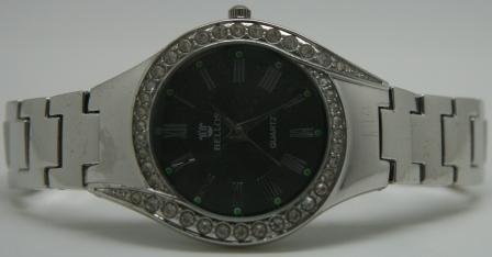 Smart stål ur med sort skive og similikant på urskiven