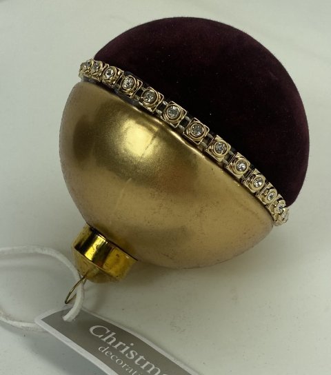 Meget smuk julekugle i hrd plast, guld for oven og bordeaux velour nederst delt med  similisten 11 cm.