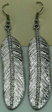 7 cm. lange øreringe, med sølv fjer med simili sten i midten.