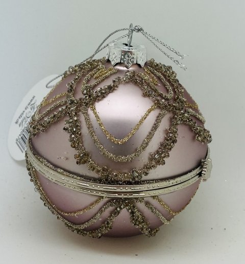 Meget smuk julekugle i metal, der kan bnes. I rosa farvet, med glimmer mnster i blomster og bueform. Ca. 9 cm.