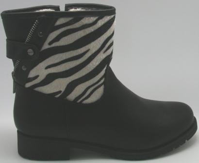 Smart kort zebra støvle i kunst læder, med lyst blød foer og lynlås i siden. Str. 38 og 39