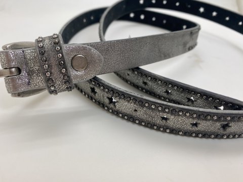 1½ cm. smalt mørkt sølv læder bælte med stjernehuller og små nitter, med mulighed for selv at gøre det kortere. Str. 90 og 95