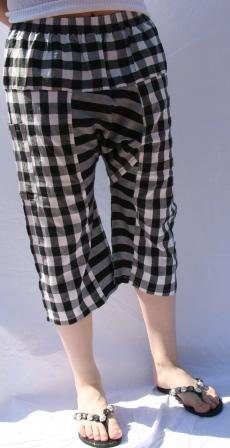 Smarte lange shorts, syet i Thailand. I hvid og sort med lidt større tern og striber. Passer S/M