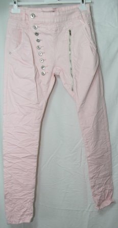 Super smarte lyserøde bukser, super bløde og elastisk, lidt baggy foran med lang (pynte) lynlås i den ene side og 9 knapper i den anden side. Str. 38