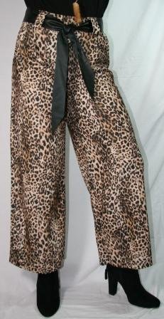 GOD PRIS! Smarte høj taljet leopard bukser, med brede ben i sort/ brun. Str. One size