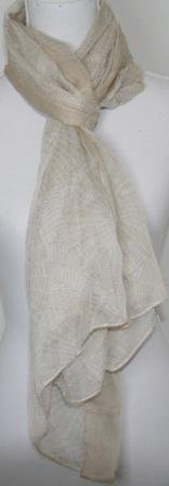 SUPER TILBUD!! Lys beige tørklæde med hvidt mønstre. Str. 105 x 175 cm.