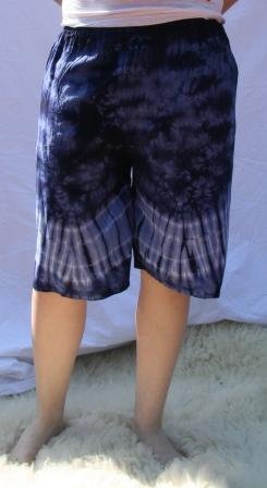 Lange løse blå shorts fra Thailand, med en sidelomme i. Str S/M,