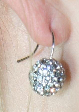 Små hænge øreringe, med simili kugler i sølv farvet.