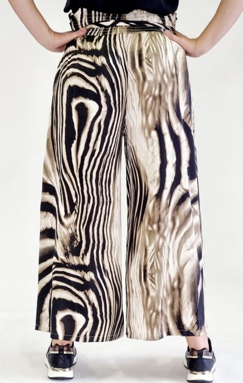 Skønne dyreprint bukser, med elastik og bindebånd i taljen og brede ben. Str. One Size
