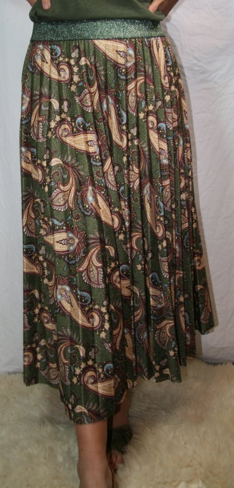 GOD PRIS!! Lang plisseret nederdel med guld glimmer og army grøn elastik i taljen, army grøn i bunden og med flot mønstre. Str. One Size