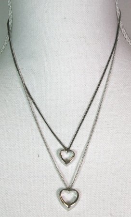 Kort halskæde med 2 kæder/hjerter i sølv belagt og sort
