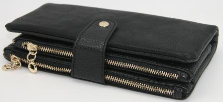 2 i 1 sort blød og lækker pung, med flere rum, hvor midterdelen kan knappes af og bruges for sig selv. Str. 25 x 17 cm.