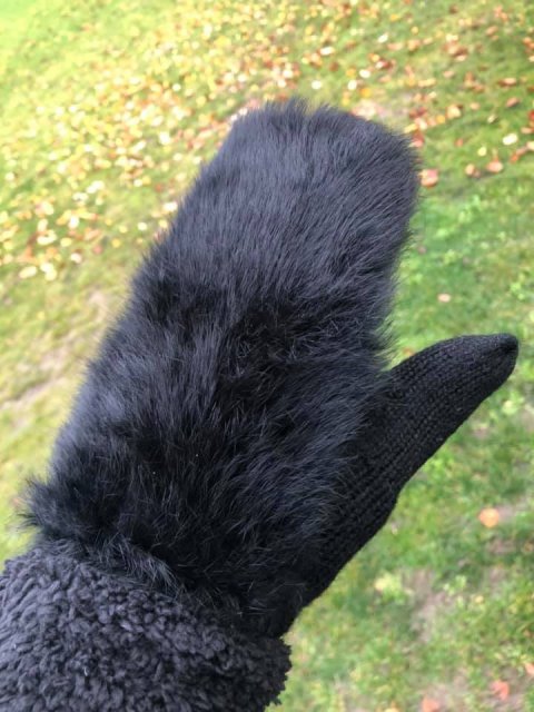 Skønne sorte luffer, med pels på håndryggen og strik inde i hånden inden i er super blød kunstpels. Str. One size.