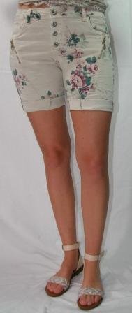 Beige baggy shorts med rosa blomster. Str. 36, 38 og 42