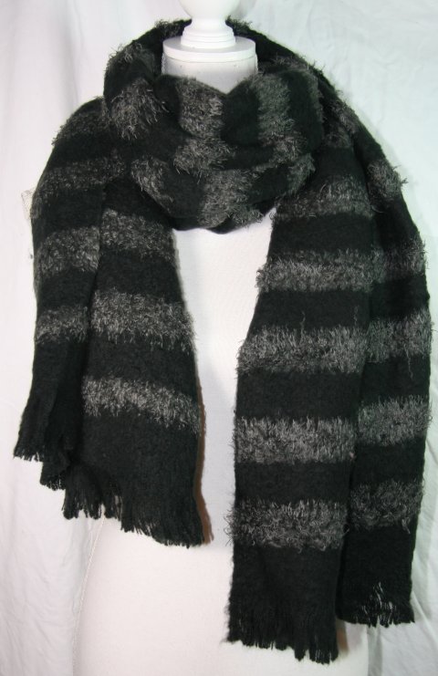 55 x 200 cm blødt vamset uld/ viskose halstørklæde i grå og sort stribet.
