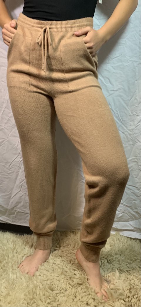 Skønne beige strik bukser, med lange ben og høj talje, med bindebånd og masser af plads i siderne. Str. One size (M, L og XL)