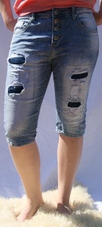Lange demin shorts med huller (Syet stof bagved) Lukkes med 4 knapper. Str.34 og 36