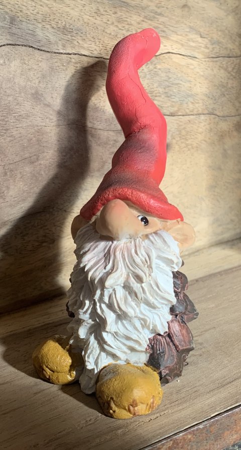 Skn Pobra kogle nisse, 10 cm. hje med rd hj hue, kigger lidt op.