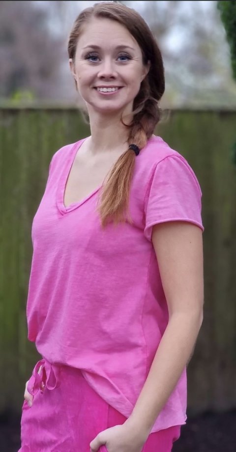 T-shirt i pink meleret og V hals. Str. one Size