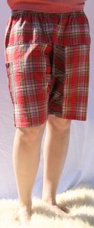 Smarte shorts, syet i Thailand. I striber og tern i gul, lilla og rosa farver. Passer S/M/L