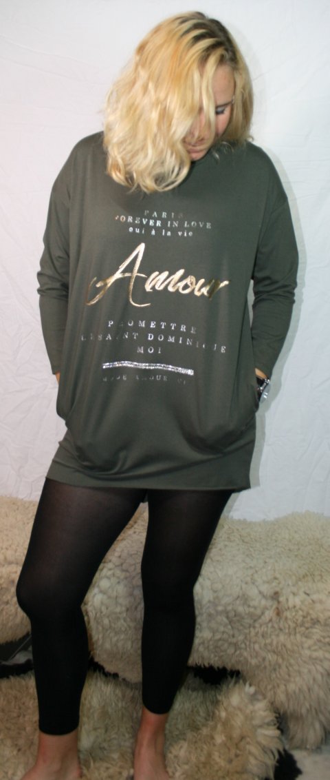 SUPER PRIS!! Lang army grn  bluse med lommer i siderne og 3/4 lange rmer, med guld og slv print foran og similisten.  Str. One size