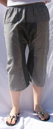 Smarte lange shorts, syet i Thailand. I hvid og sort med  meget små tern og striber. Passer S/M