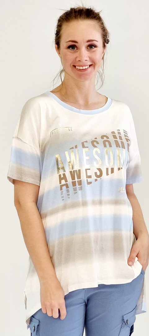 Rummelig T-shirt, der er lidt længere bag på, i beige med blå striber og tekst i guld 