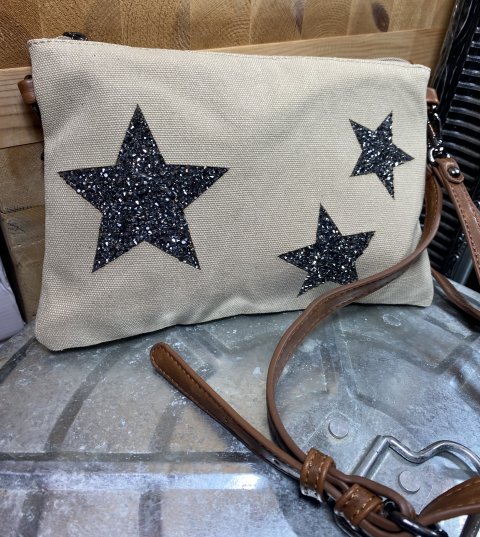Beige canvas taske  med 3 mørk sølv stjerner. Har brune remme, der kan tages af eller justeres i længde. Str. 26 x 18 cm
