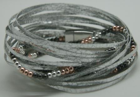 Super flot armbånd, med 10 fine sølv bånd og en række med sort, guld og sølv perler, snorres 2 gange rundt og lukkes med magnet lukning.
