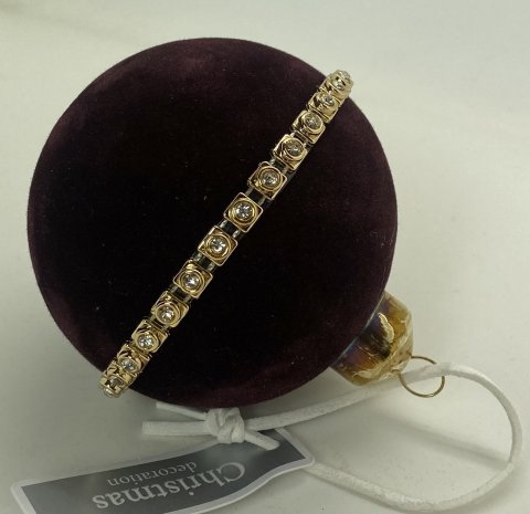 Meget smuk julekugle i hrd plast, med bordeaux velour og med  similisten  rundt om, mler 11 cm.
