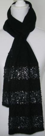 SUPER PRIS!! Sort fint strikket halstørklæde med 30 cm. blondekant i hver ende, med palietter.