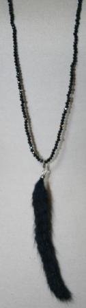 Elastik halskæde med mørkeblå perler og minkpels vedhæng.