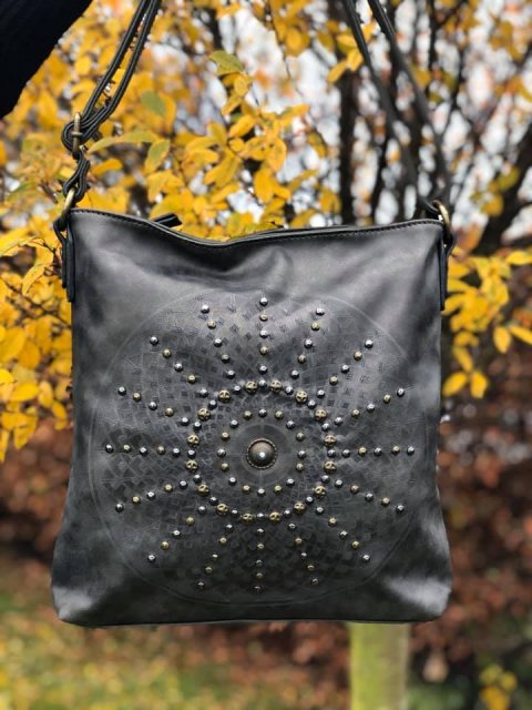 Smart taske i mørk olivengrøn 30 x 30 cm med flot rundt mønstre, med nitter foran. Beige inden i med flere rum