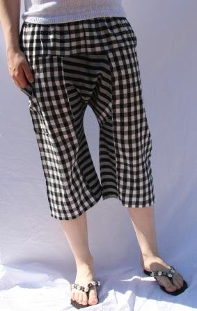 Smarte lange shorts, syet i Thailand. I hvid og sort med tern og striber. Passer S/M