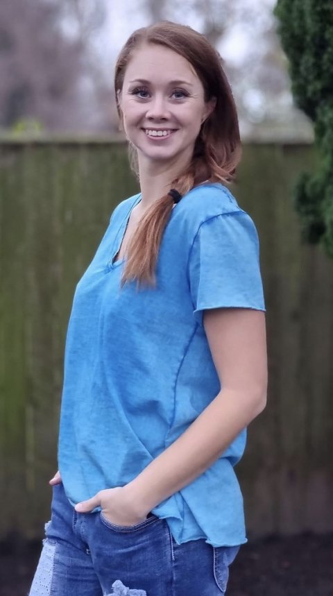 T-shirt i blå meleret og V hals. Str. one Size