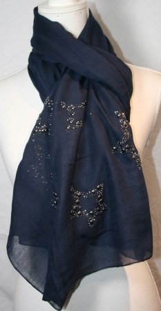 94 x 190 cm mørkeblåt tørklæde, med nitte stjerner for enderne