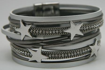 Flot sølvfarvet armbånd, med 10 rækker og similisten og stjerner. Lukkes med magnetlukning.