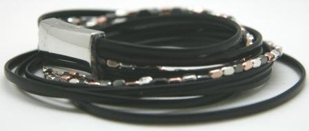 Armbånd der snores 2 gange rundt og lukkes med magnetlukning, med fine snørre i sort og perler