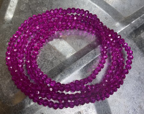 NY BILLIGERE FAST PRIS!! Pink halskde/armbnd. Sm fine perler p elastik snor, der kan bruges til halskde eller snores 5-6 gange om hnden og bruges til smart armbnd.