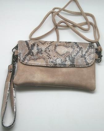 13 x 19 cm syntet beige taske med flot snakelook, har både kort og lang hank, der kan tages af.
