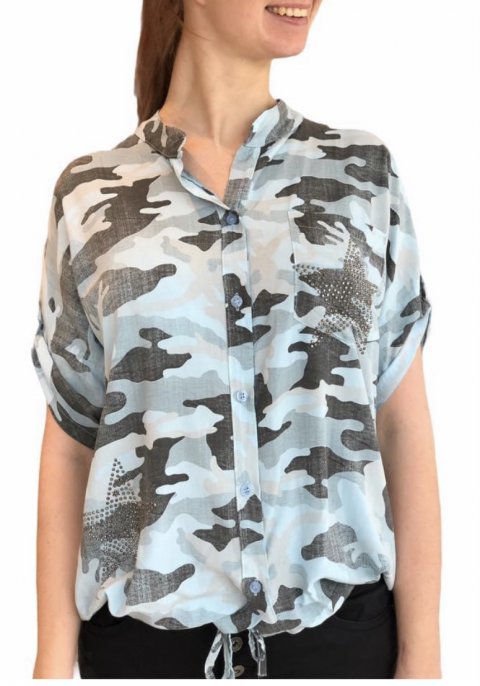 Flot camouflage kort ærmet skjorte i blå farver. med nitte stjerner ved brystlomme og for neden. Over size med bindebånd for neden.