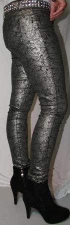 Mørk sølv meleret bukser med stræk og rød lynlås. Str. 40 -Er små i størrelsen.