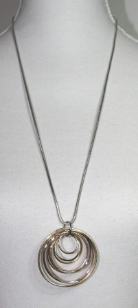 Lang rund sølv farvet kæde, med 9 sølv og guld farvet ringe, i forskellige størrelser