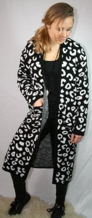 Lang sort og hvid leopard cardigan, i kraftig strik. Str. one size