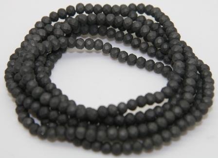 NY BILLIGERE FAST PRIS!! Mørk matgrå halskæde/armbånd. Små fine perler på elastik snor, der kan bruges til halskæde eller snores 5-6 gange om hånden og bruges til smart armbånd.