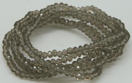 NY BILLIGERE FAST PRIS!! beige halskæde/armbånd. Små fine perler på elastik snor, der kan bruges til halskæde eller snores 5-6 gange om hånden og bruges til smart armbånd.