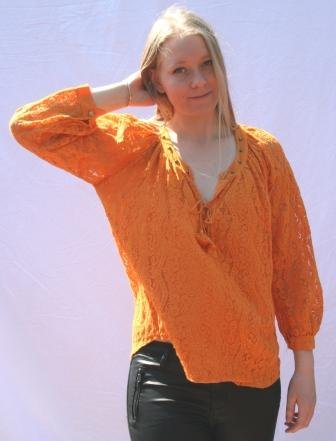 SUPER PRIS!! Orange blondeskjorte, med foer foran, pynte knapper i halsen og binde bånd. Str. One size.