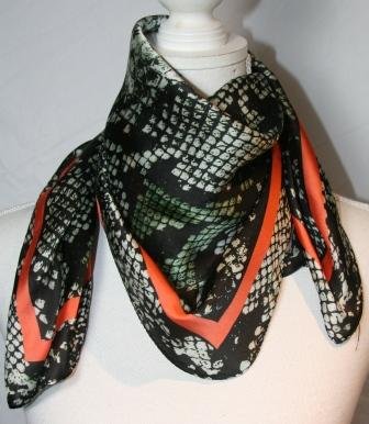 67 x 67 cm lille glat tørklæde i sort, med snake print i sort og grøn og med orange kant