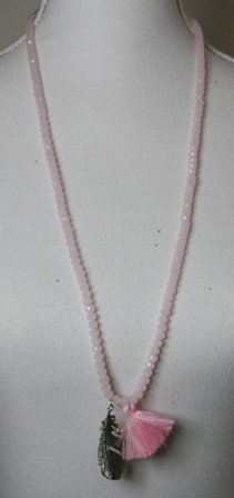 Lang halskæde af sart lyserøde perler, med kvast og fjer vedhæng.