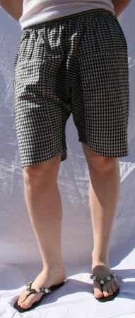 Smarte shorts, syet i Thailand. I hvid og sort med  små tern og striber. Passer S/M/L